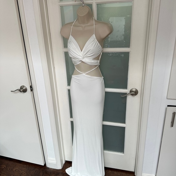 Elegant White Strappy Dress - Picture 2 of 9